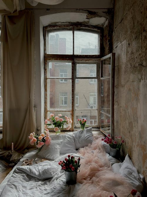 açık pencere, beyaz keten, Çiçekler içeren Ücretsiz stok fotoğraf