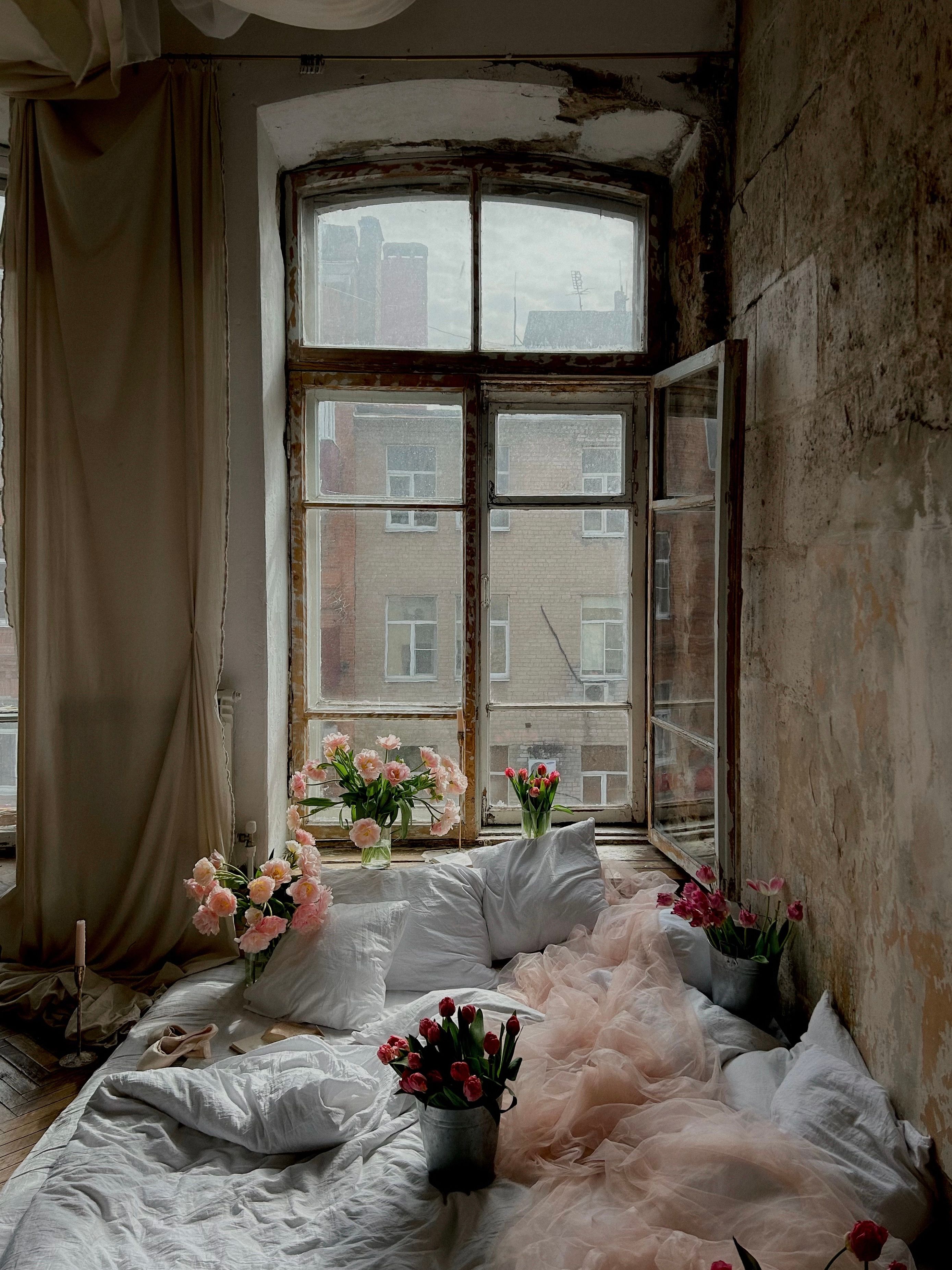 Dormitorio En Una Casa Antigua Decorado Con Flores Rosas Y Rojas · Foto ...
