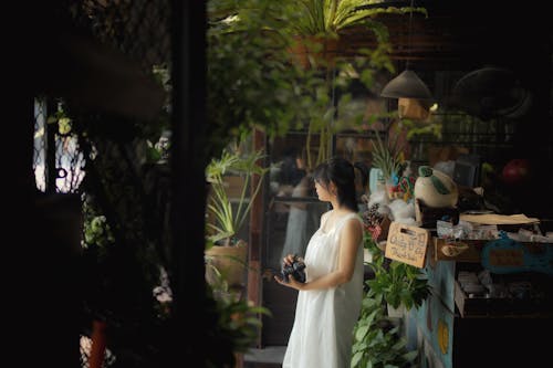 ayakta, Beyaz elbise, bitkiler içeren Ücretsiz stok fotoğraf
