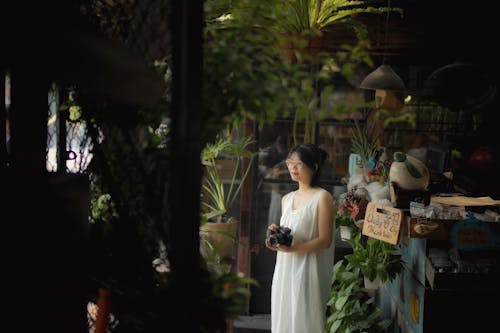 Asyalı kadın, ayakta, Beyaz elbise içeren Ücretsiz stok fotoğraf