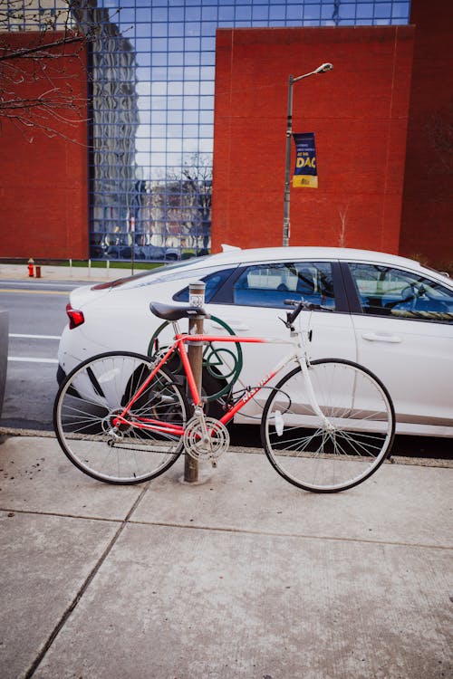 Foto profissional grátis de ao ar livre, automóvel, bicicleta