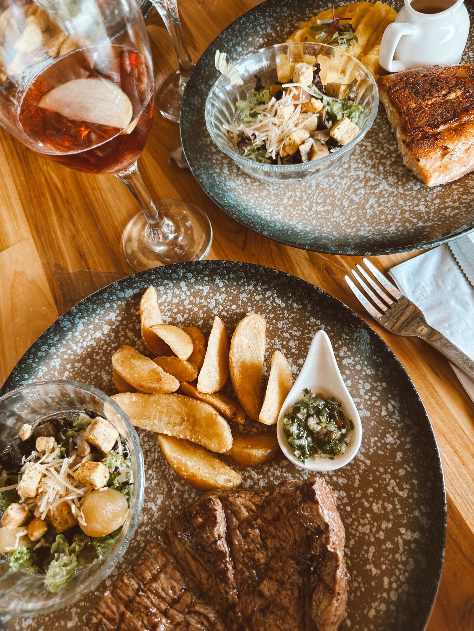 Détail d'une assiette de bistro dressée avec soin