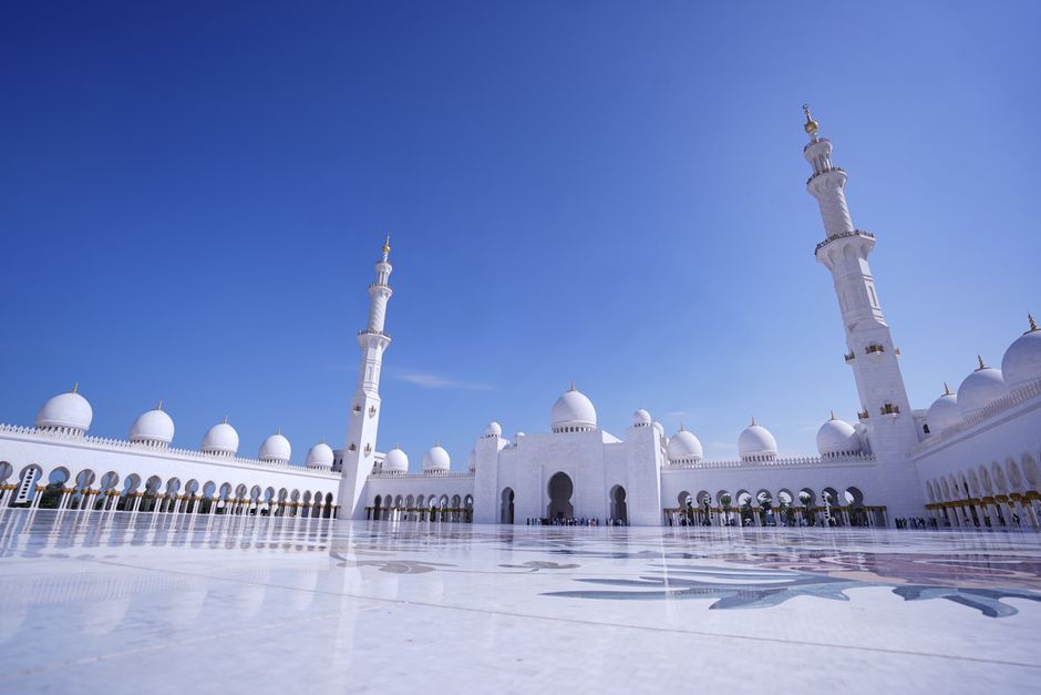 Stunning architecture of Sheikh Zayed Grand Mosque, a key landmark in Abu Dhabi, United Arab Emirates.