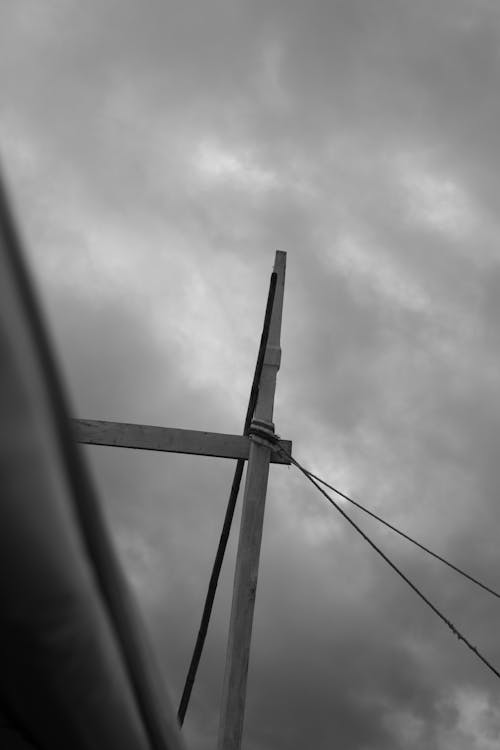 Foto stok gratis bidikan sudut sempit, hitam & putih, langit badai
