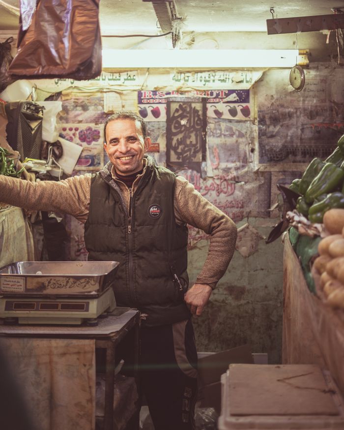 Commerçant dans une épicerie locale