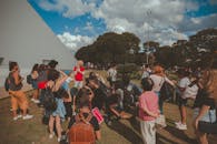 一群不同的人聚集在户外，享受着明媚的阳光