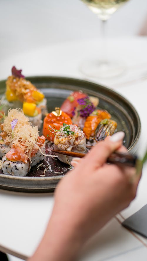 Ilmainen kuvapankkikuva tunnisteilla ateria, japanilainen keittiö, kädet ihmisen kädet
