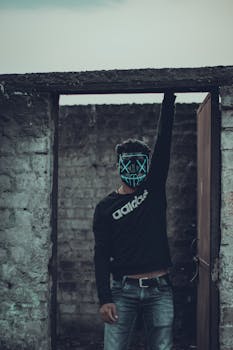 在破旧的城市环境中，一个戴着发光面具的人站在那里，营造出一种神秘的氛围