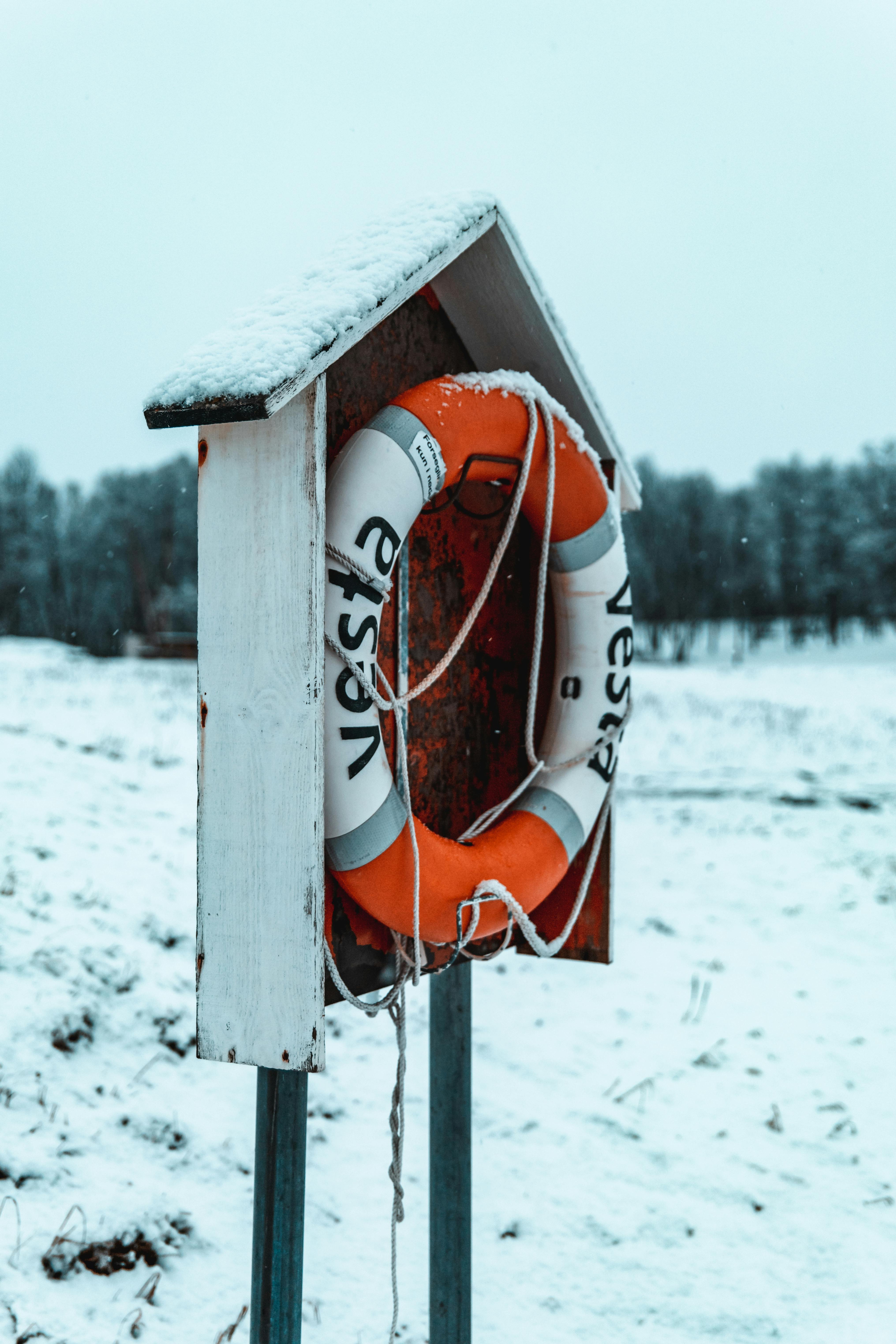 挪威特罗姆斯的冬季雪景中设有安全环装置
