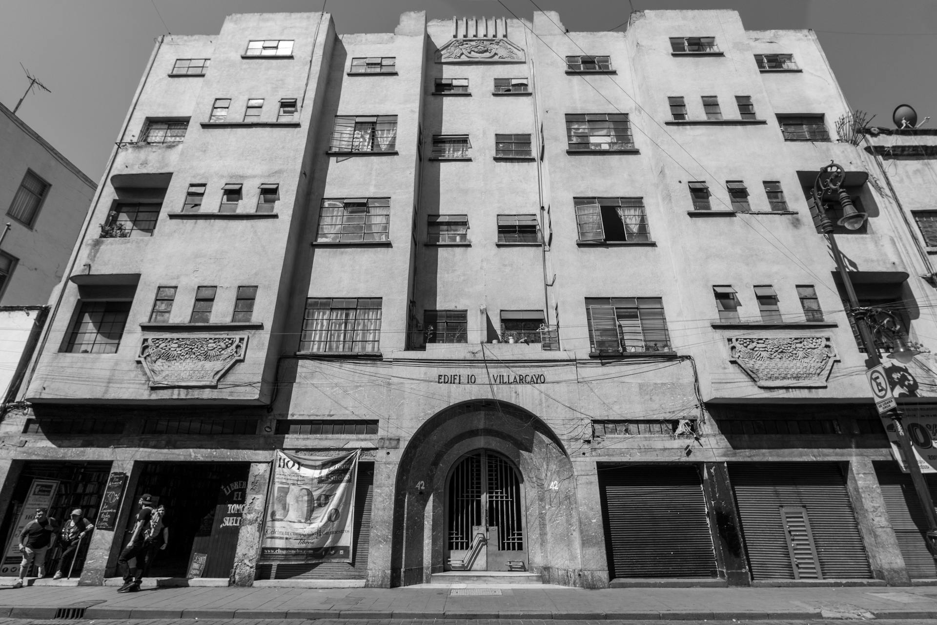 Black and white photo of Edificio Villarcayo, a historical building in Mexico City.