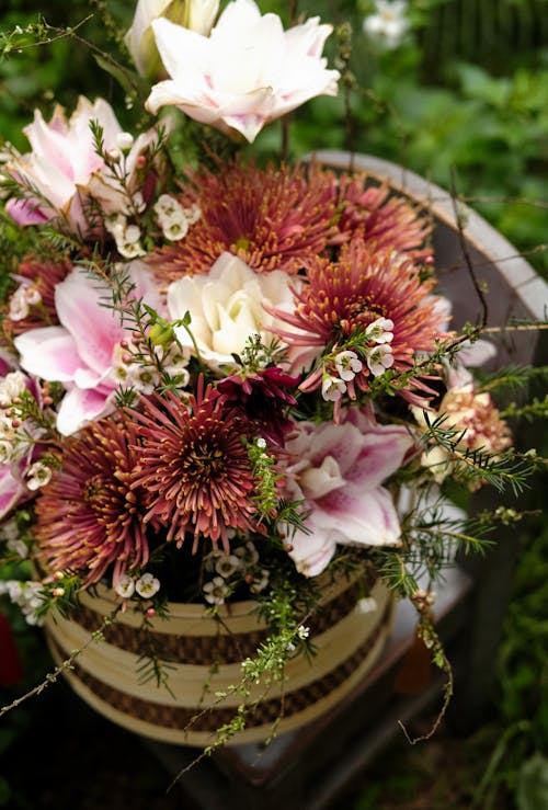 Foto profissional grátis de amor, ao ar livre, arranjo de flores