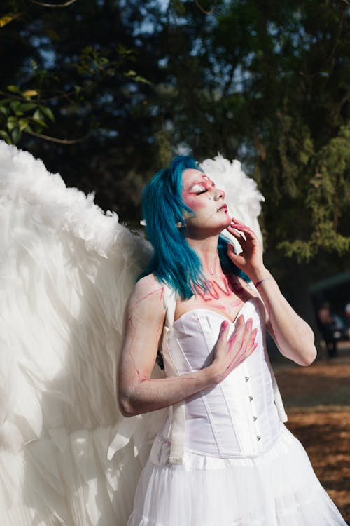 Foto profissional grátis de anjo, asas, cabelo azul