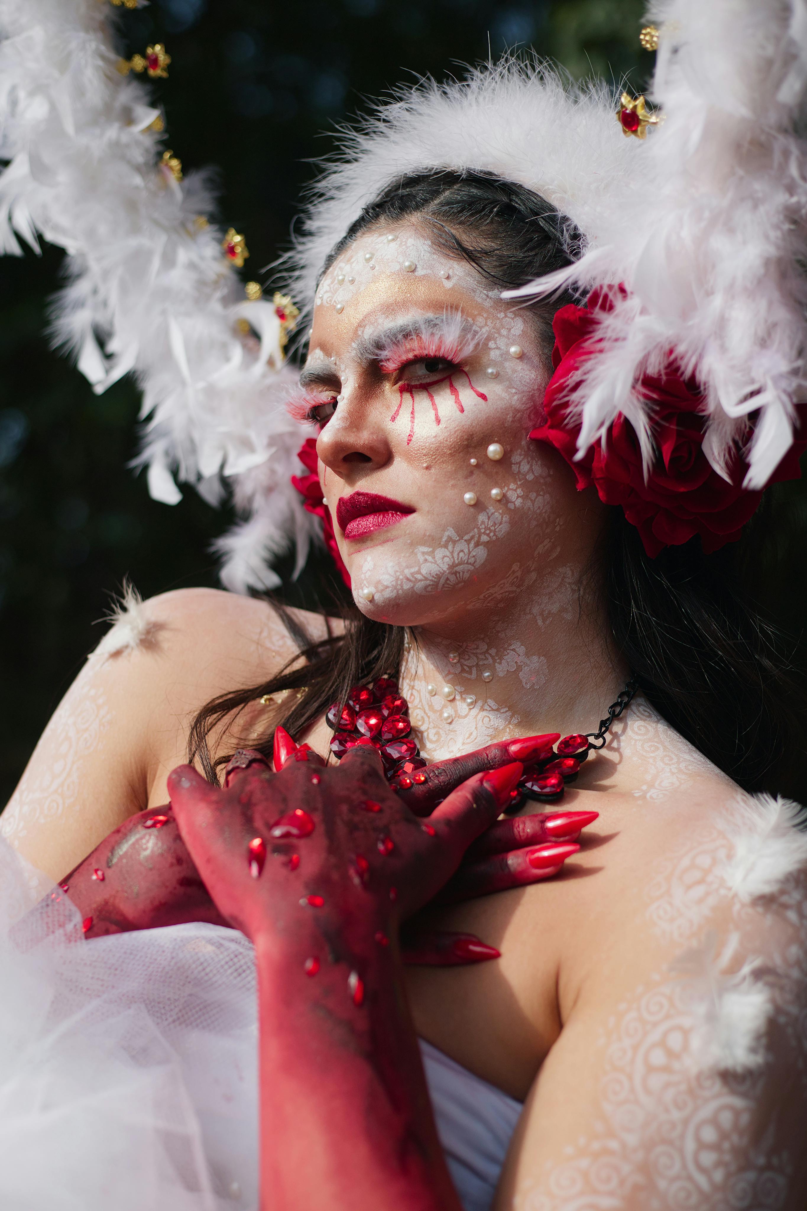 Gratuit Artiste En Costume Blanc Avec Les Mains Ensanglantées Photos