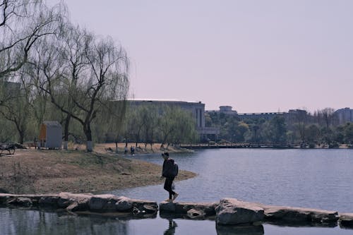 Fotobanka s bezplatnými fotkami na tému chôdza, jasná obloha, jazero