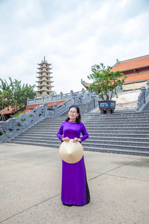 Asyalı kadın, budist tapınağı, dikey atış içeren Ücretsiz stok fotoğraf