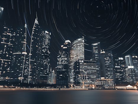 长时间曝光下的新加坡夜间天际线令人惊叹，突出了摩天大楼与星光轨迹