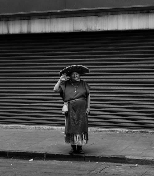 Grijswaardenfotografie Van Een Persoon Die Traditionele Kleding Draagt