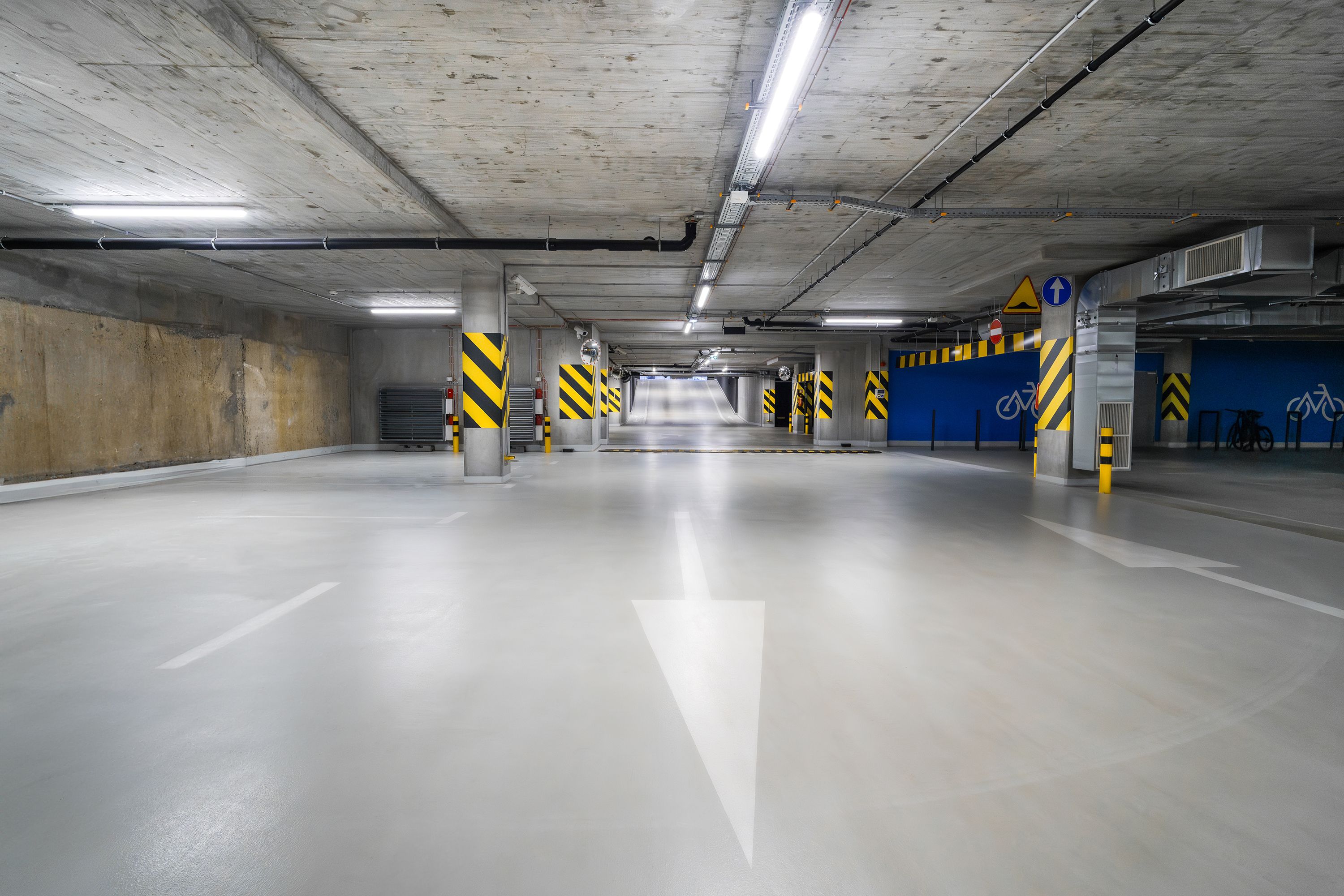 Parking souterrain propre et balisé après entretien mécanisé