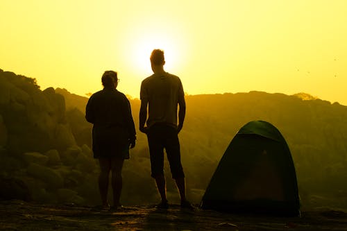 Foto profissional grátis de cair da noite, casal, de pé