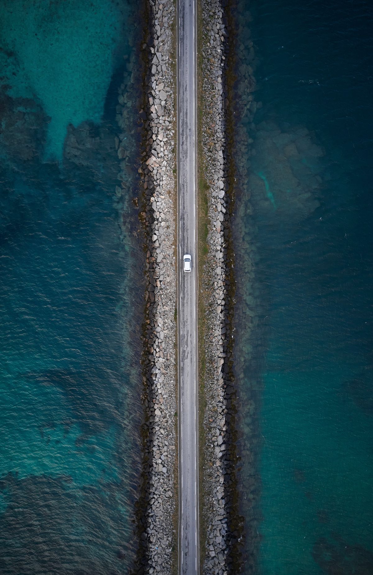 Voiture circulant sur une route côtière