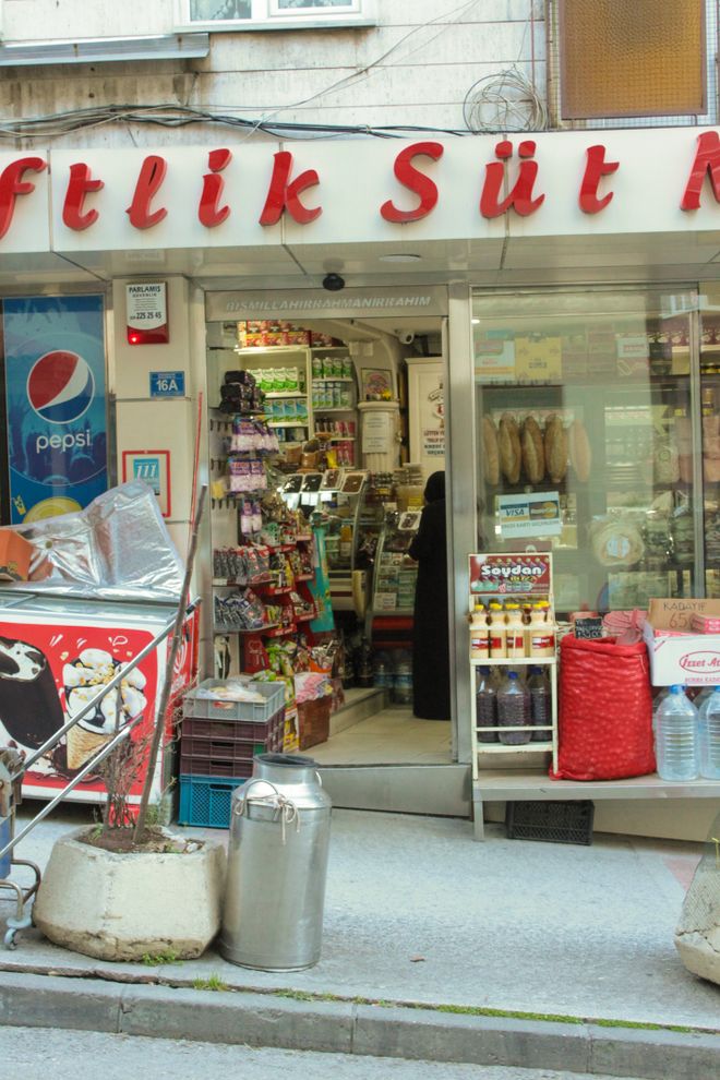 Independent shopfront on a quiet street, photo by Gülru Sude on Pexels