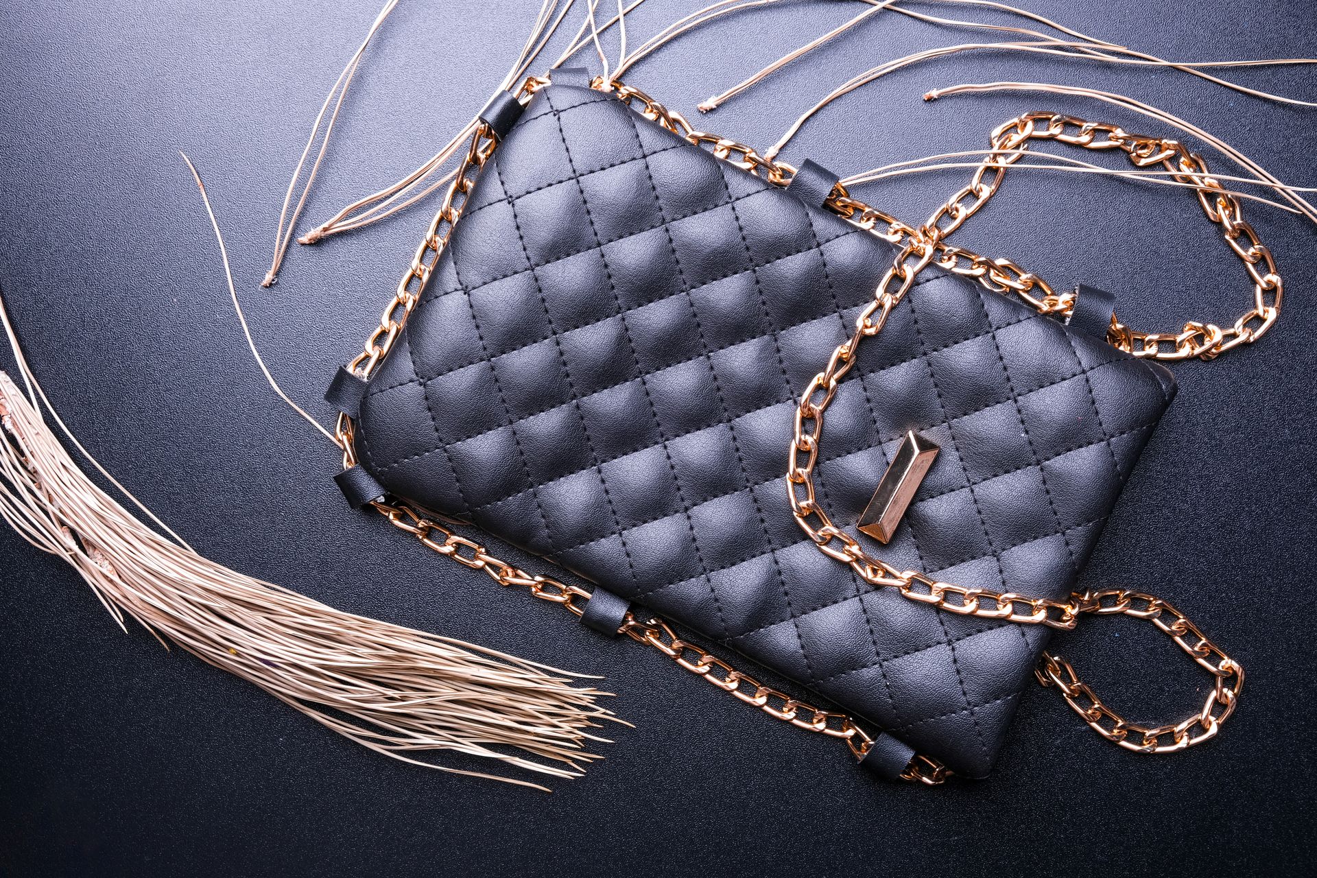 Classic quilted bag with golden chain strap