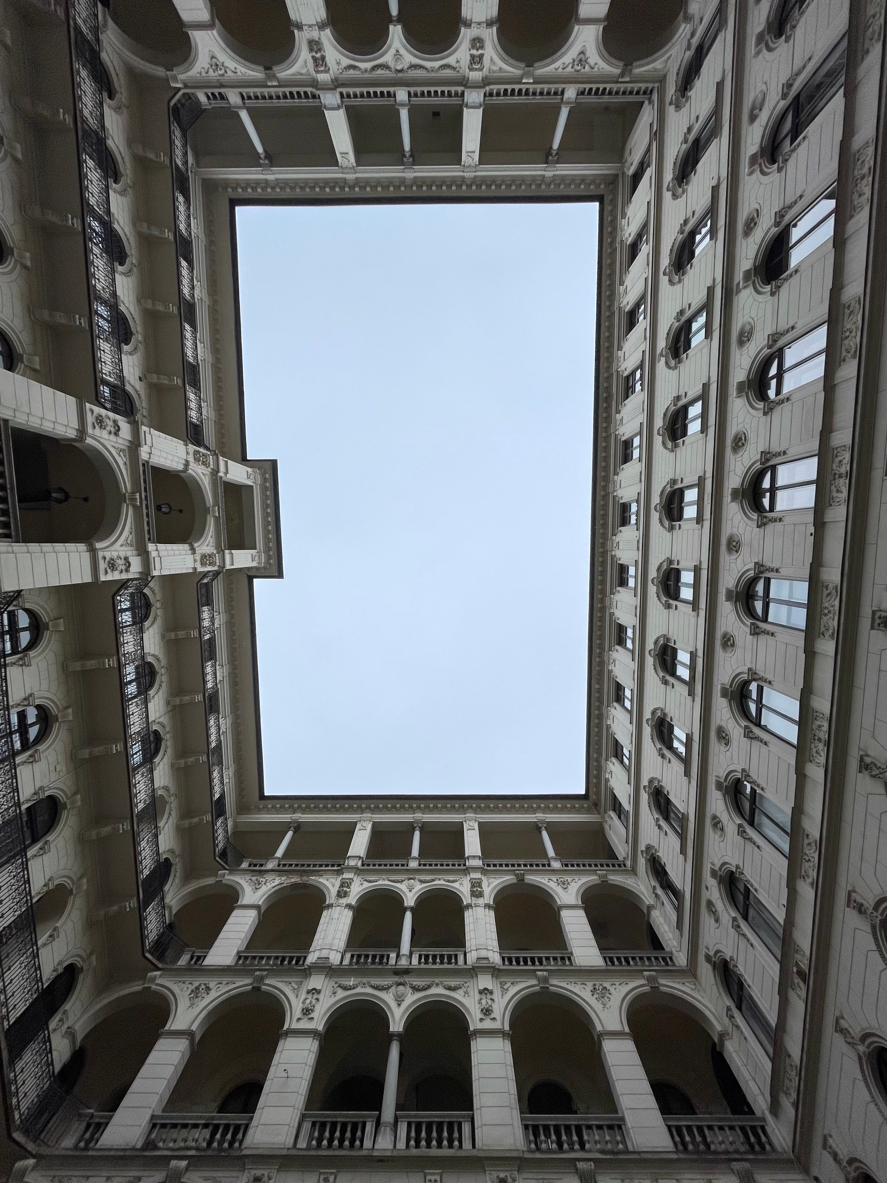 Low Angle Shot Sky above a Courthouse · Free Stock Photo