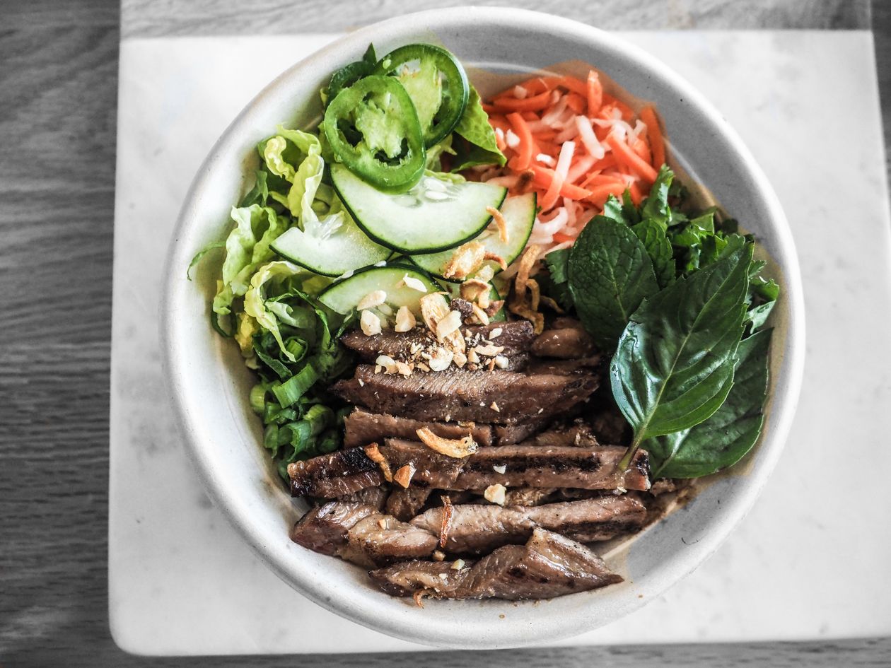 Bò tái chanh trộn rau thơm trong tô