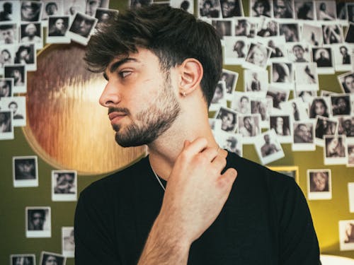 Fotos de stock gratuitas de barba, bien parecido, camiseta negra