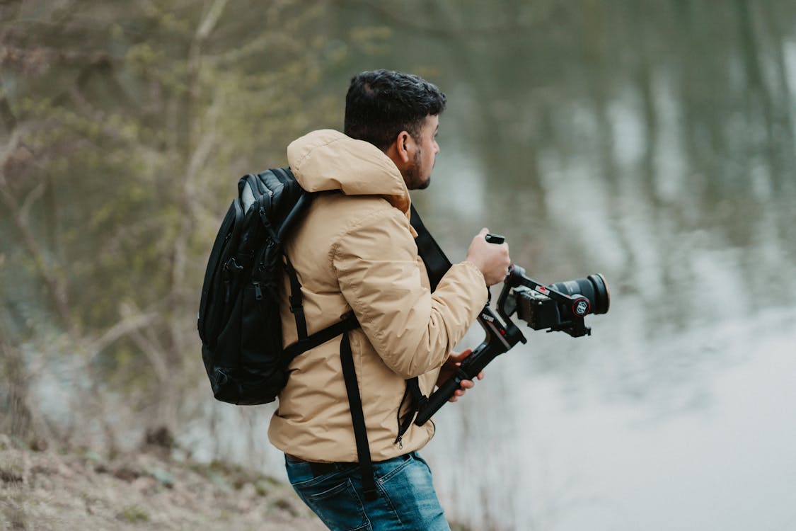 adam, bej ceket, denim içeren Ücretsiz stok fotoğraf