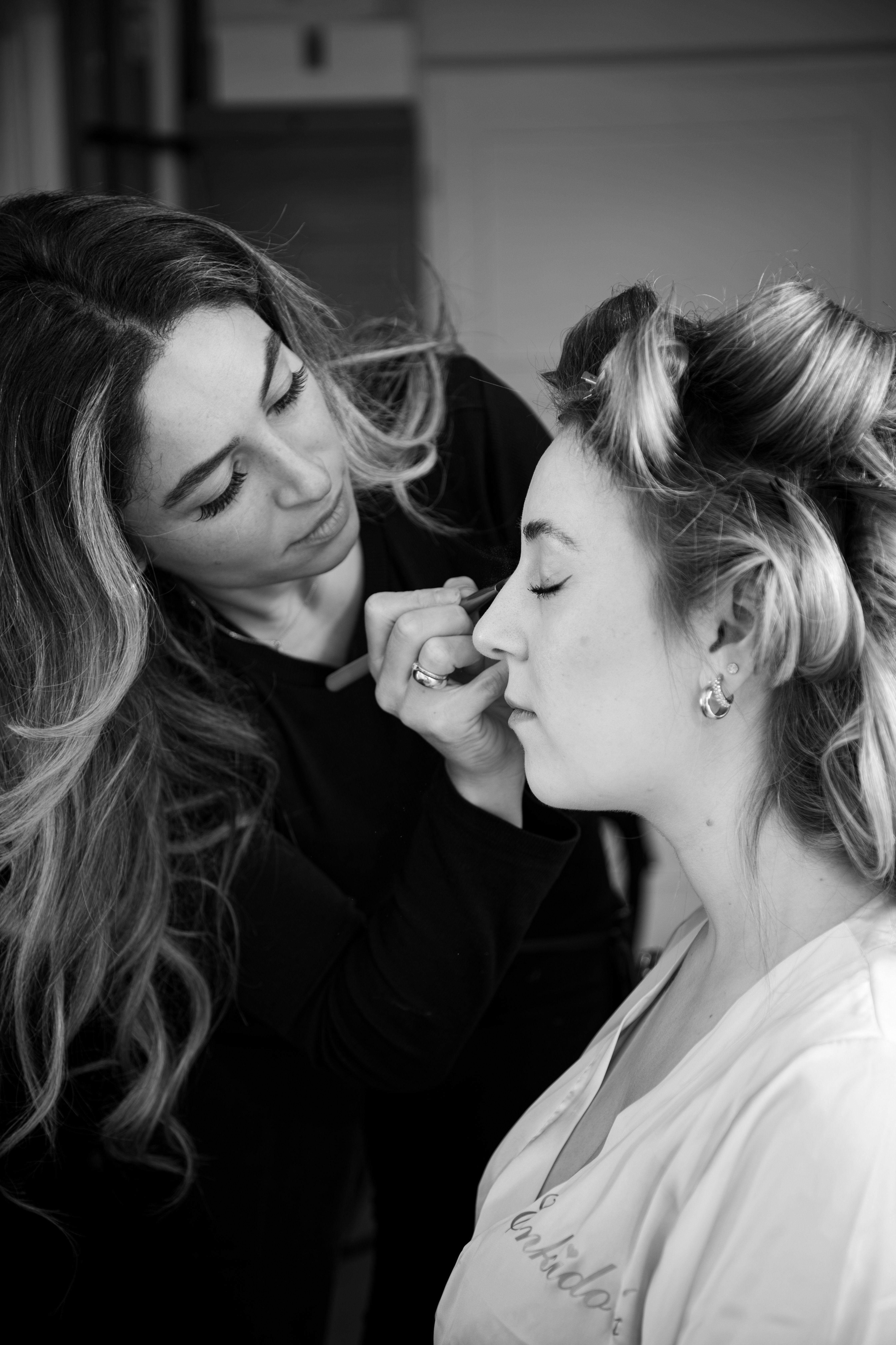 Esteticista realizando procedimento facial em ambiente profissional