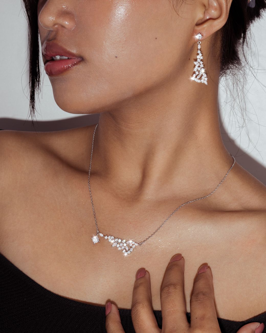 Woman wearing an elegant earring and necklace set