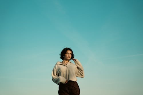 Základová fotografie zdarma na téma brunetka, čisté nebe, model