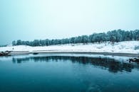 挪威特罗姆斯的风景白雪皑皑，湖泊和树木都已结冰