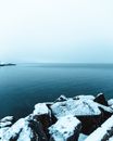 特隆斯特冬日宁静，白雪覆盖的岩石点缀着平静的海边