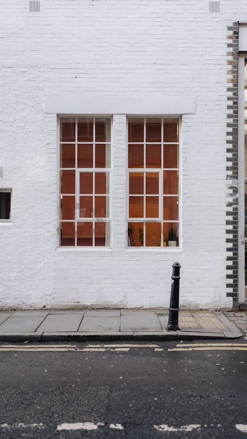 Kostenloses Stock Foto zu bürgersteig, fenster, gebäude