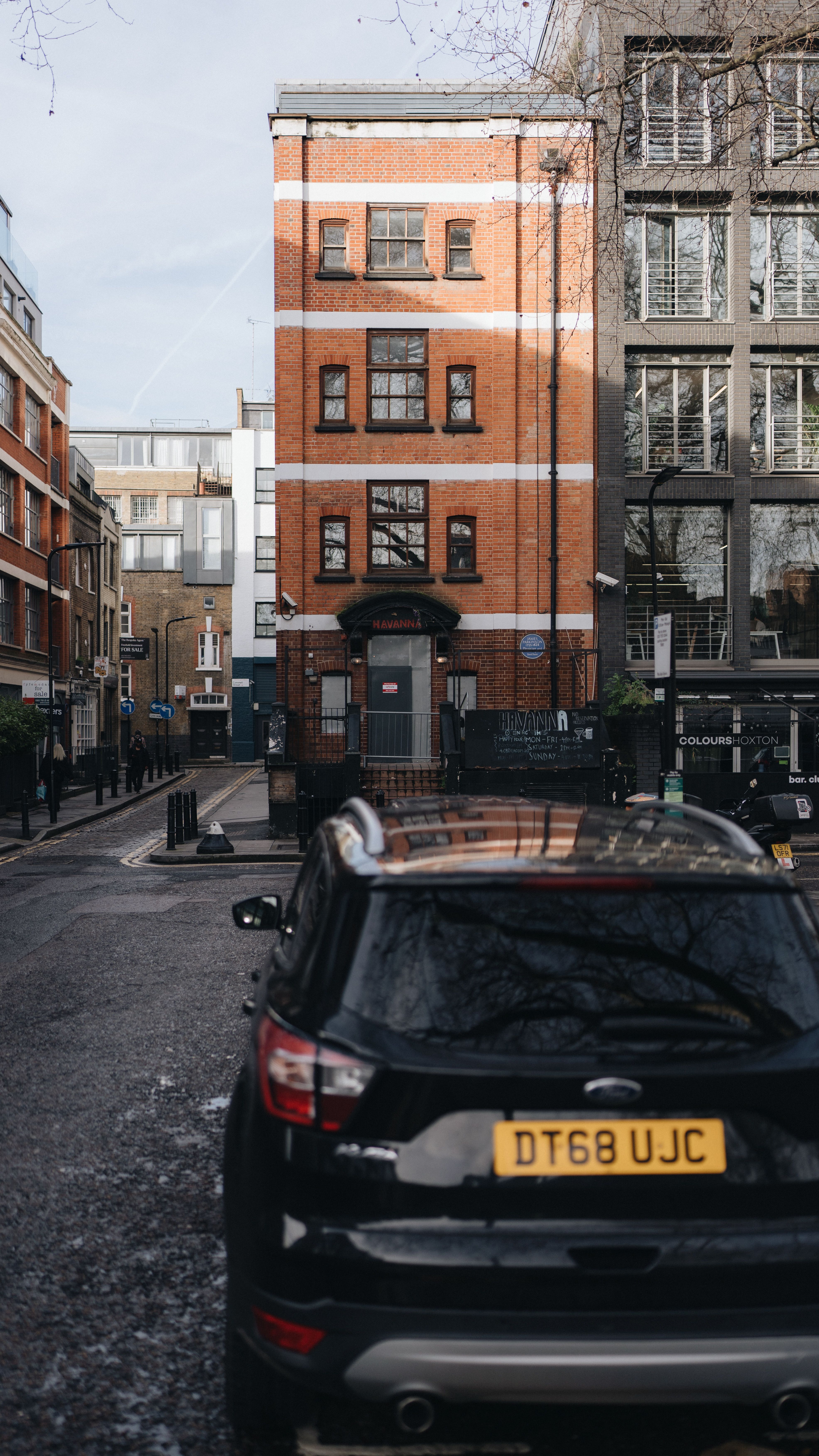 A car parked in front of a building · Free Stock Photo
