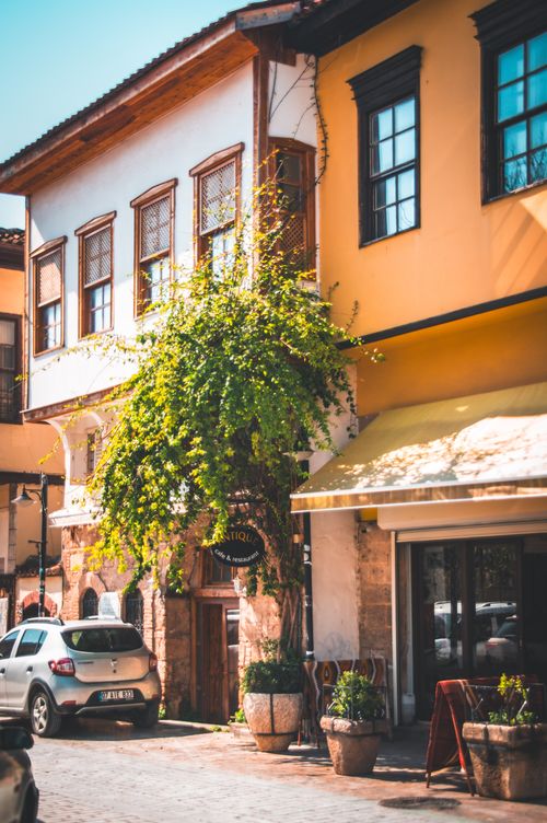 Free Colorful historic buildings line a vibrant street, showcasing European architectural charm. Stock Photo