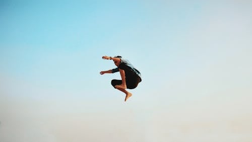 Fotobanka s bezplatnými fotkami na tému akcia, midair, modrá obloha