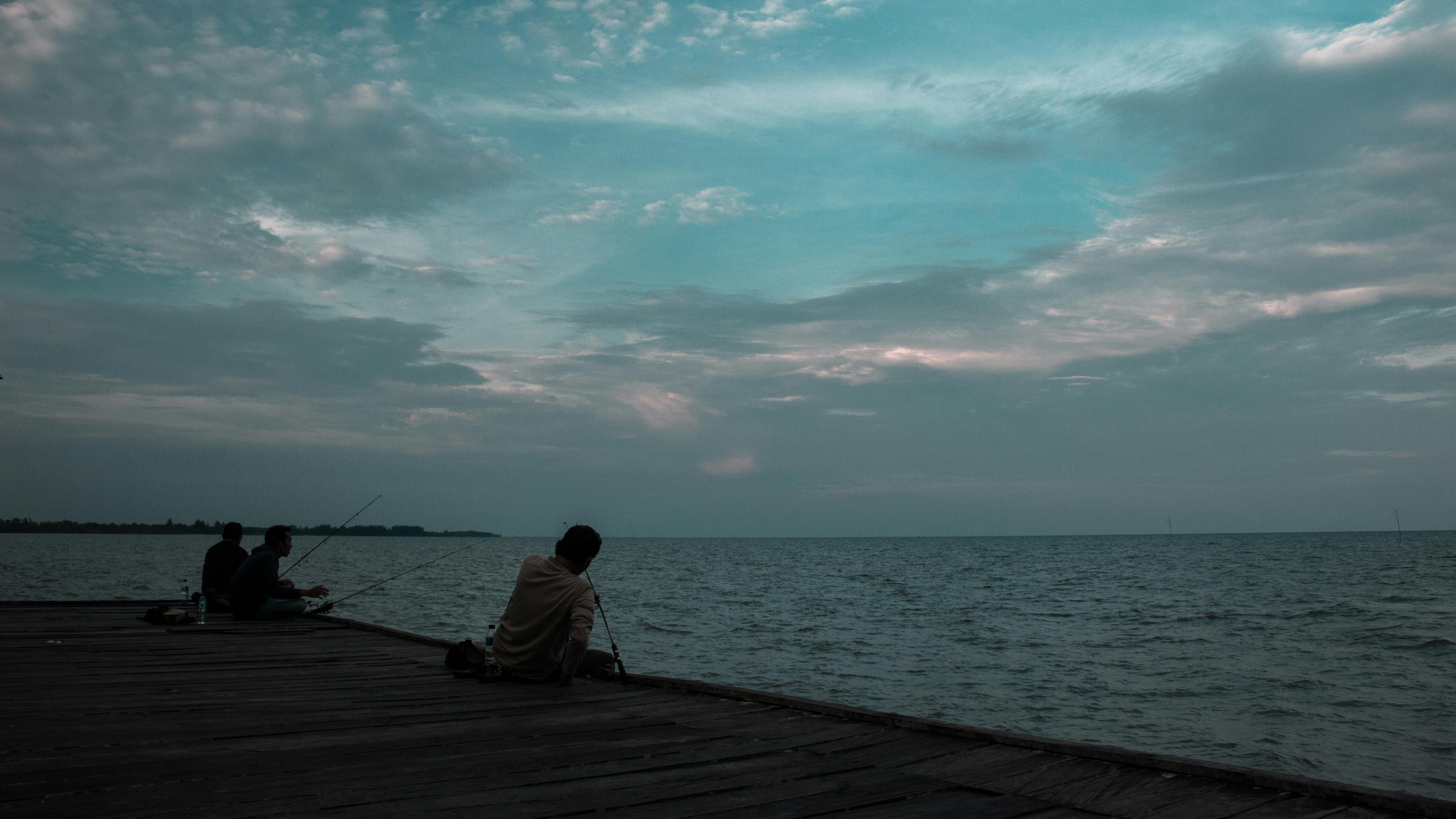 Croissant y café en una mesa de desayuno francés