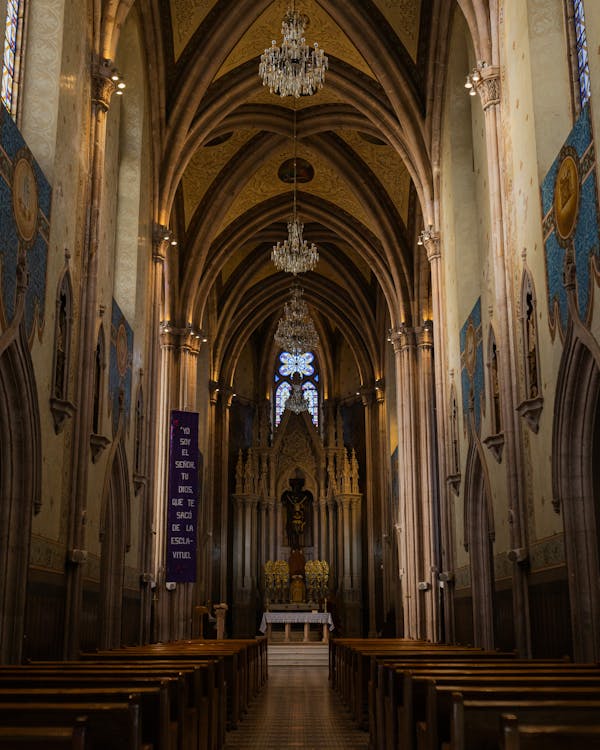 bir uzunluk ölçüsü, eski mimarlık, katolik kilisesi içeren Ücretsiz stok fotoğraf
