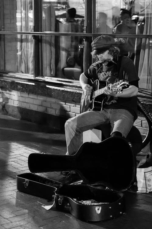 Grayscale Photo Of Người đàn ông Chơi Guitar