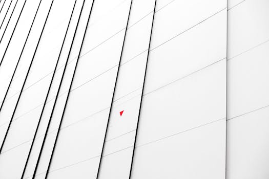 令人惊叹的极简主义立面以带有红色小三角形的白色面板，展现了现代建筑的风采