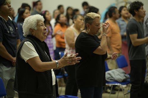 Foto d'estoc gratuïta de adoració, cantant, celebració religiosa