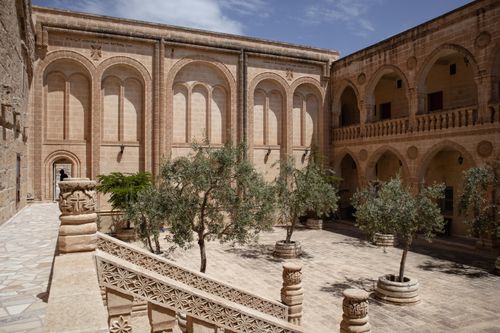 Free Beautiful courtyard of an Orthodox monastery showcasing arches and Moorish architecture in Midyat, Türkiye. Stock Photo