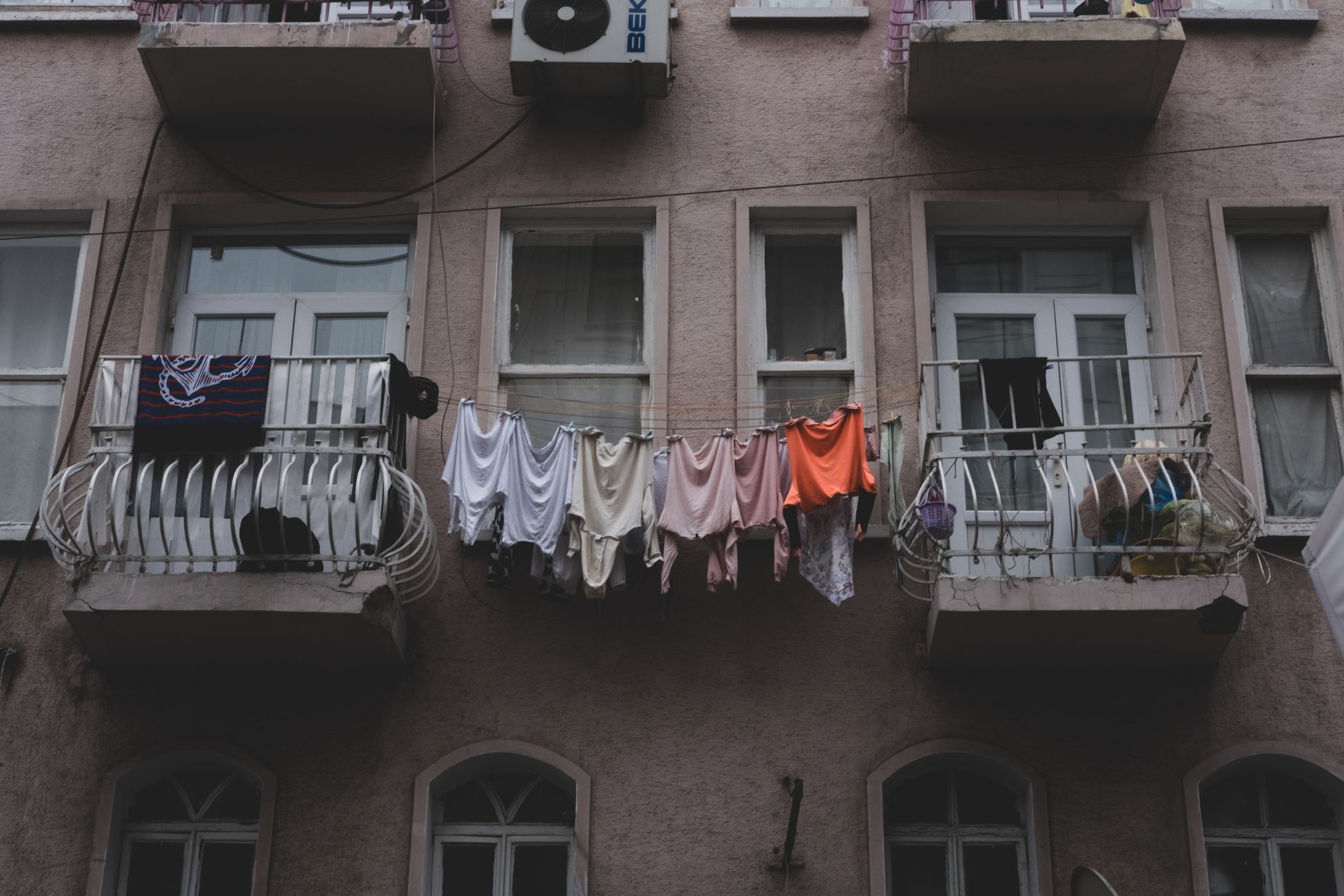 Man hangt aan balkon in Heerlen na gedwongen drugsproductie