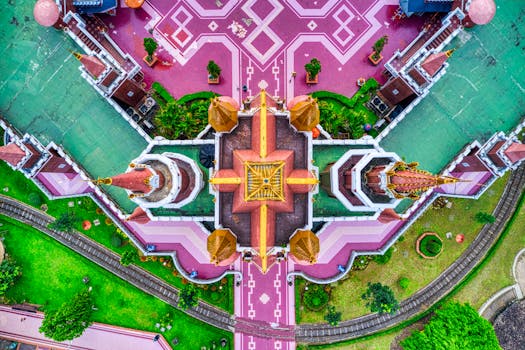 自上而下的建筑结构视图充满活力，图案复杂，色彩鲜艳