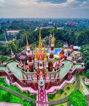 从空中俯瞰，印度尼西亚雅加达一座游乐园里的童话城堡被郁郁葱葱的绿植环绕，景象令人惊叹