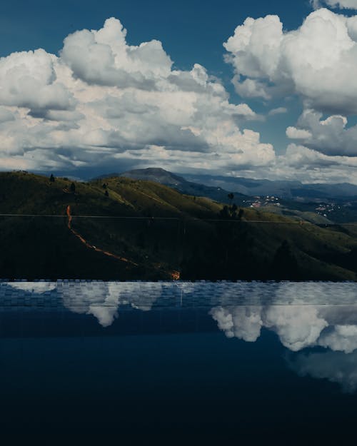 Бесплатное стоковое фото с белые облака, вертикальный выстрел, горы