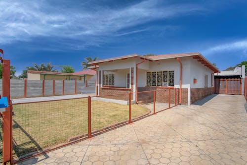 Gratis stockfoto met buitenkant van het gebouw, carport, gras